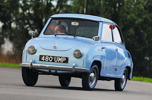 Микроавтомобилите Goggomobil на Glas идват в няколко форми &ndash; седан (на снимката), купе и ван. Но винаги с двуцилиндрови, двутактови двигатели с капацитет между 250 и 400 кубика.
Те съществуват почти толкова дълго, колкото и Fuldamobil, започвайки през 1955 година и оцелявайки след поглъщането на BMW през 1966-а,. Е, след 36 месеца за премахнати.

Легендата на Формула 1 Джим Кларк пробва Goggomobil в Единбург през 1950 година. Това е най-известният пилот, който някога се е състезавал за тази марка. Гаранция!